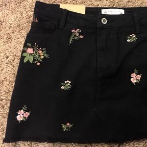 NWT Black Floral Embroidered denim skirt